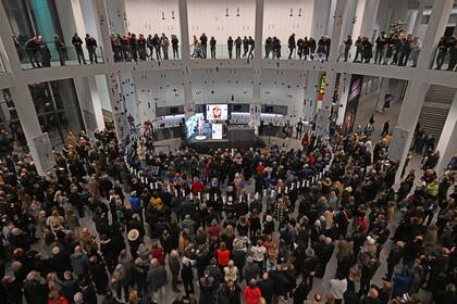 Flatz mostró su cuerpo desnudo en la inauguración de la muestra