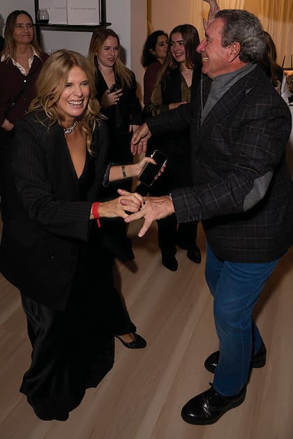 Flavia bailó con su pareja desde hace más de una década, el productor de cine Luis Scalella, y se mostraron muy divertidos en la pista improvisada.