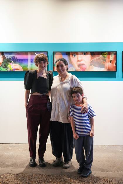 Flavia Da Rin y la artista Noe Arata, junto a su hijo Haru