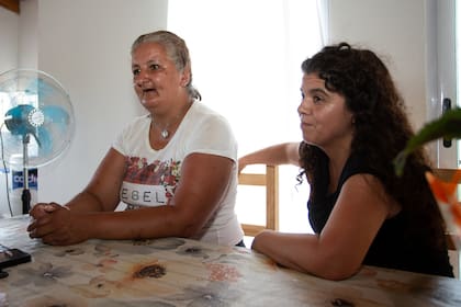 Flavia junto a Belén Maruelli, directora asociada de salud mental del hospital Alejandro Korn, donde estuvo internada durante dos décadas