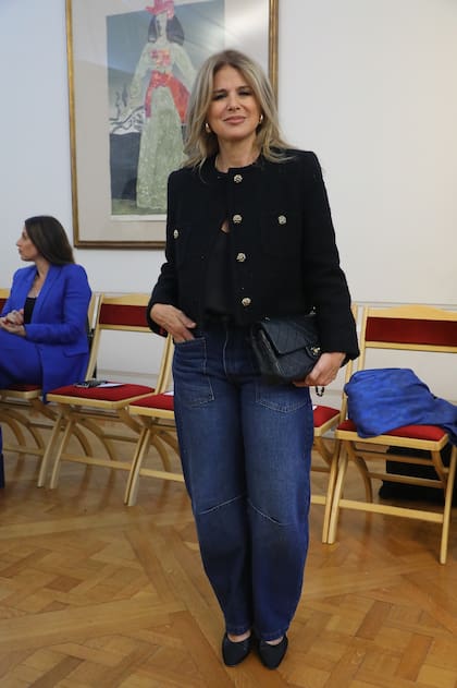 Flavia Palmiero asistió con jeans y chaqueta de su marca personal, y un bolso Chanel 