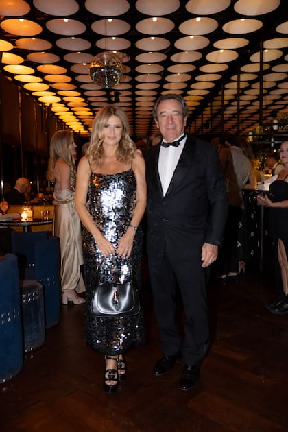 Flavia Palmiero (eligió un vestido de paillettes, de Ménage a Trois) fue de las primeras en llegar junto al productor Luis Scalella, su pareja desde 2012.