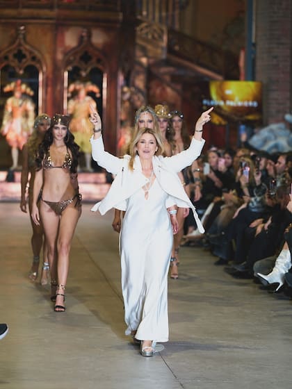 Flavia Palmiero en el saludo final, tras la presentación de su nueva colección en Colón Fábrica
