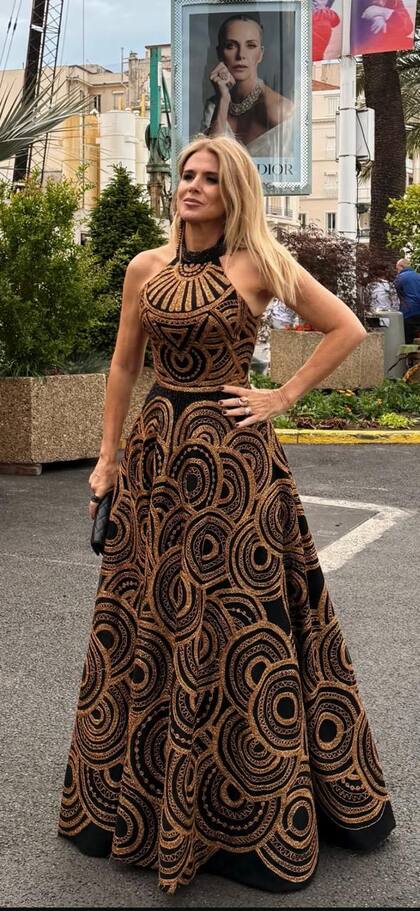 Flavia Palmiero es otra de las celebridades argentinas que suele participar del Festival de Cannes. La actriz y conductora fue al estreno de Matate, amor y lució un impecable diseño de alta costura de la última colección de Gabriel Lage. El vestido, negro y con escote halter, estaba íntegramente bordado con hilo de seda con incrustaciones de cordón soutache, en color oro viejo y cristales facetados. Además, combinó con zapatos Sylvie Geronimi y accesorios de Gabriela Capucci