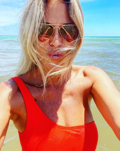 Flavia Palmiero posa desde las playas de Miami, Estados Unidos