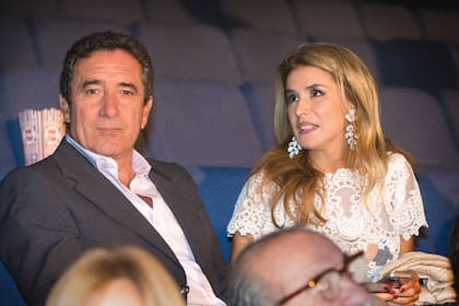 Flavia Palmiero se mostró con su pareja en la reinauguración del cine-teatro Avenida de Bolívar