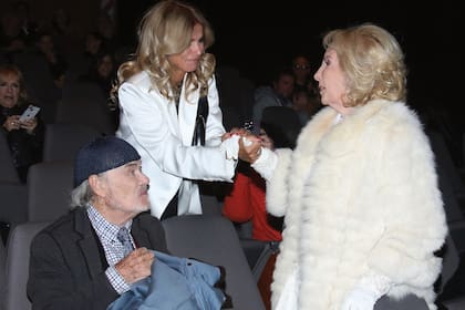 Flavia Palmiero y Gino Bogani, saludando a Mirtha luego de la proyección de La patota, la película que ella protagonizó y que dirigió Daniel Tinayre en 1960. 