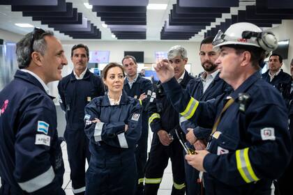 Flavia Royón junto a operarios de la refinería
