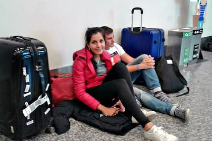 Flavia Tamagnini y Juan Ignacio Díaz tienen su vuelo a Tucumán reprogramado para el sábado y esperan que un amigo los pase a buscar