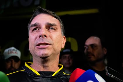 Flavio Bolsonaro durante una vigilia fuera de la residencia del exmandatario, en noviembre pasado en Brasilia (Archivo)
