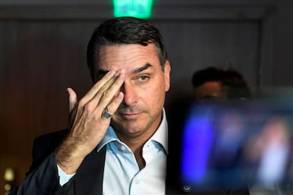 Flávio Bolsonaro frente a las cámaras. El senador se vio envuelto en un escándalo millonario por la financiación de una película.