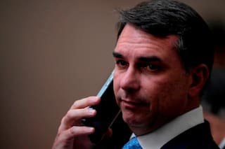Flávio Bolsonaro rechaza haber cometido irregularidades tras pedirle millones a banquero