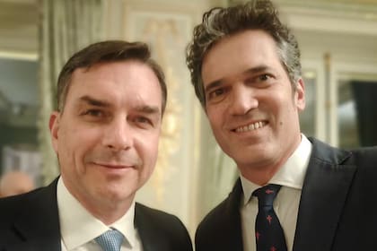 Flávio Bolsonaro y Santiago Muzio, director de la Casa de la Argentina en París