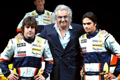 Flavio Briatore, junto con Fernando Alonso y Nelson Piquet Jr., en la presentación de los pilotos de Renault para la temporada 2008