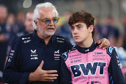 Flavio Briatore, director ejecutivo de Alpine, con Franco Colapinto durante la última fecha en Abu Dhabi; el italiano le redobló la confianza para seguir en la escudería en 2026