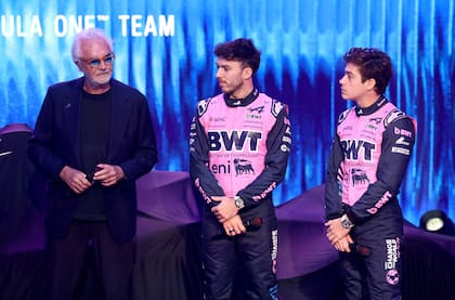 Flavio Briatore junto a los pilotos de Alpine, Pierre Gasly y Franco Colapinto, que siguen sus palabras con atención en la presentación del nuevo modelo