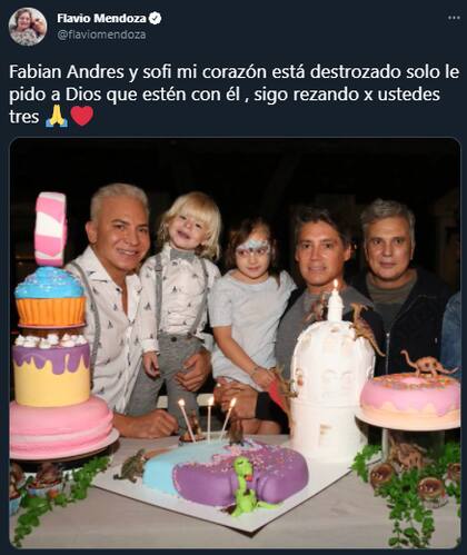 Flavio compartió una foto junto a sus amigos que se encuentran desaparecidos. Fuente: Twitter