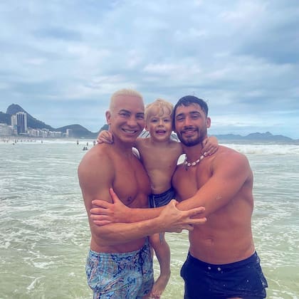 Flavio Mendoza junto a su pareja y a su hijo Dionisio