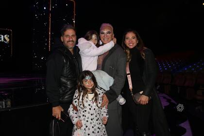 Flavio Mendoza recibió el cariño de sus amigos y colegas. Entre ellos, Adabel Guerrero, quien lo felicitó y disfrutó del espectáculo junto a su marido, Martín Lamela, y Lola, su hija