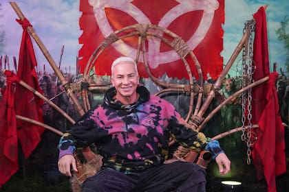 Flavio Mendoza también fue parte de la partida, y, al igual que Pamela David y su familia, posó para las cámaras en una réplica del trono utilizado por el tiránico nuevo líder del film, montado especialmente para el evento