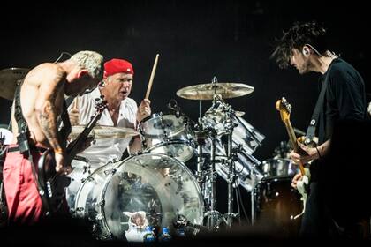 Josh Klinghoffer tocando con los Red Hot Chilli Peppers