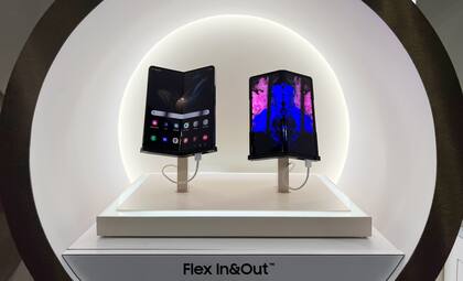Flex In&Out es un diseño de pantalla flexible de Samsung que puede plegarse en dos direcciones, para que dar "cerrada" o "abierta" sobre si misma