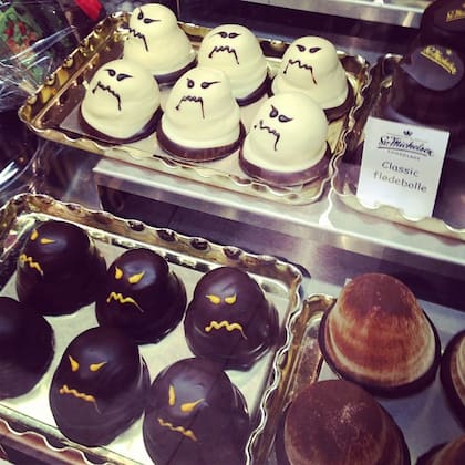 flødebolle, el bocado danés que inspiró al Ricardito, en una vidriera de Copenhague