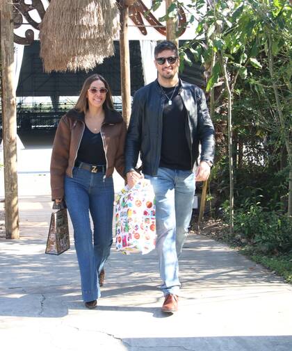 Floppy Tesouro llegó al cumpleaños con su novio, Salvador Becciu, y un gran regalo para la pequeña Anita