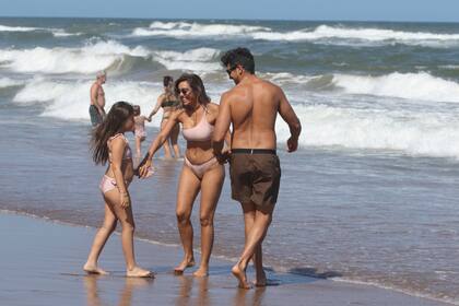 Floppy Tesouro también aprovechó el buen clima y disfrutó de un día de playa junto a su novio Salvador Becciu y su hija Moorea