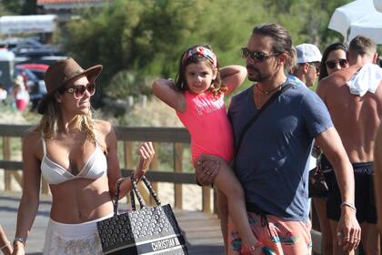 Floppy Tesouro y Rodrigo Fernández Prieto, paseando ayer con su hija Moorea por el balneario Ovo Beach