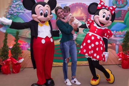 Flopy Tesouro, súper cómoda de jean y zapatillas para llevar a su hija Moorea al show Momentos Mágicos de Disney