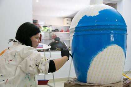 Flor Béraud, en Instagram @floripondia___, en plena acción en la Sala de Arte de Kamado B10.