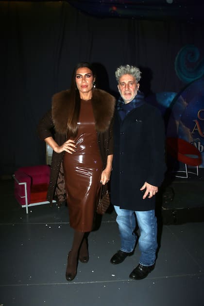 Flor de la V deslumbró con un vestido en tono chocolate, uno de los tonos de la temporada, y un abrigo de piel. Junto a ella posó su marido, Pablo Goycochea