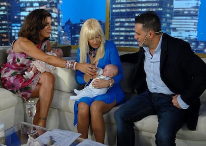 Flor de la V, junto a Su y a su marido, Pablo