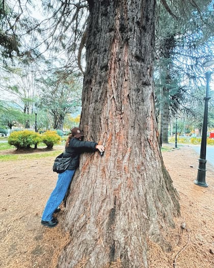 Flor Jazmín Peña abrazada a un árbol