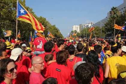Flor llegó el día de la Díada de Catalunya (Foto tomada en 2014, donde la gente se organizó para llevar remeras rojas y amarillas)