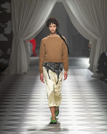 Flor Mayer incluso fue parte de uno de los shows que generó mayores expectativas en el mundo de la moda, Moschino, con el debut de su nuevo director creativo, el argentino Adrián Appiolaza