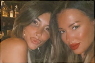 San Valentín: Karina Jelinek y Flor Parise celebraron su romance con una audaz foto en topless