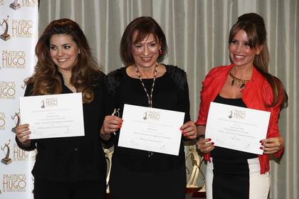 Acá están, éstas son... las candidatas a mejor intérprete femenino en un musical: Flor Peña, Natalie Pérez y Julia Calvo