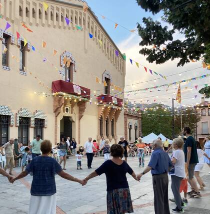 Flor se maravilla por el respeto a las tradiciones. (Foto: baile de Sardanas en la Fiesta Mayor, un baile tradicional en Cataluña).