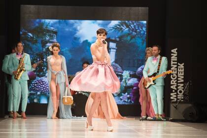 Flor sedujo a los trescientos invitados con su voz. Felipe Colombo fue su partenaire en la pasarela