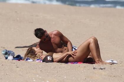 Flor Vigna y su novio, Nicolás Occhiato, derrocharon romance en la playa esteña