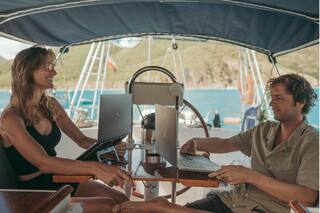 Ella es bioquímica, él ingeniero en sistemas: recorren el mundo en velero y mantienen sus trabajos a distancia