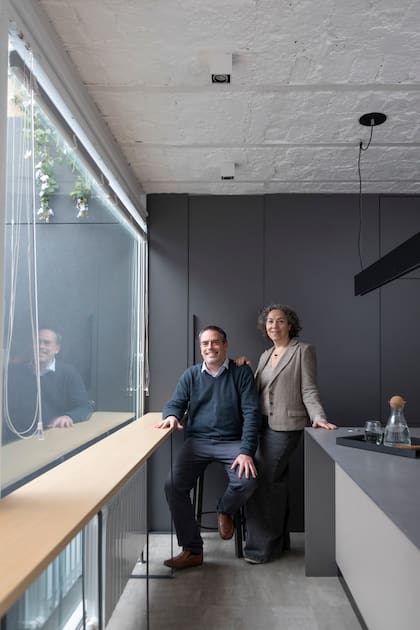 Flor y John, en la primera vivienda que la arquitecta proyectó para los dos.