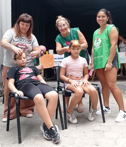 Flor y las voluntarias junto a los chicos de la Merienda