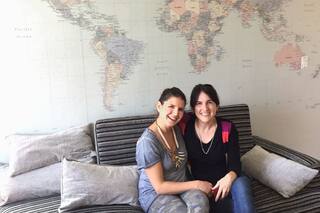 Amigas. Diseñan espacios únicos con papeles personalizados y ecológicos