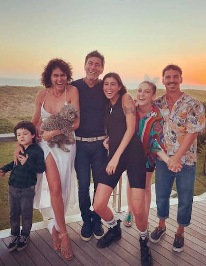 Flor y Nico recibieron el año con Juana (hija del conductor con Reina Reech), su marido, Sebastián Graviotto, y sus herederos, Toribio y Belisario, y con la otra hija de la pareja, Renata (en el centro de la imagen).