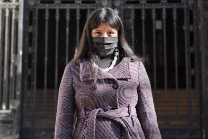 Flora Alvarado, en la entrada del que fue su secundario: el Colegio Nacional Buenos Aires. "Aquí el trato diferencial es evidente", asegura