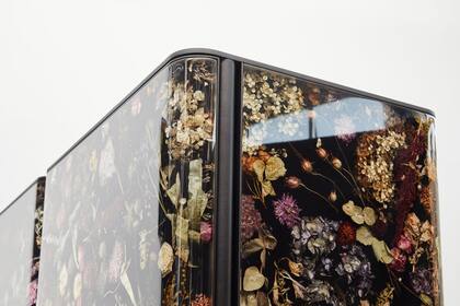 Flora Cabinet, por Marcin Rusak (Twenty First Gallery)