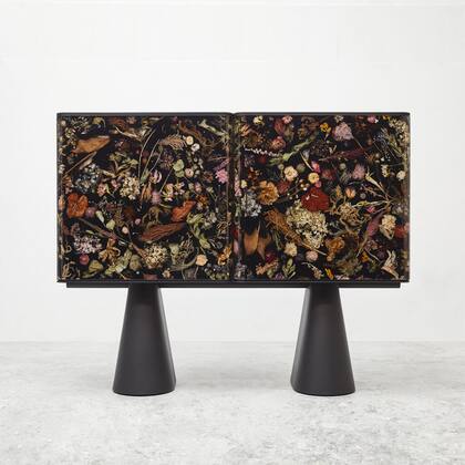 Flora Cabinet, por Marcin Rusak (Twenty First Gallery)